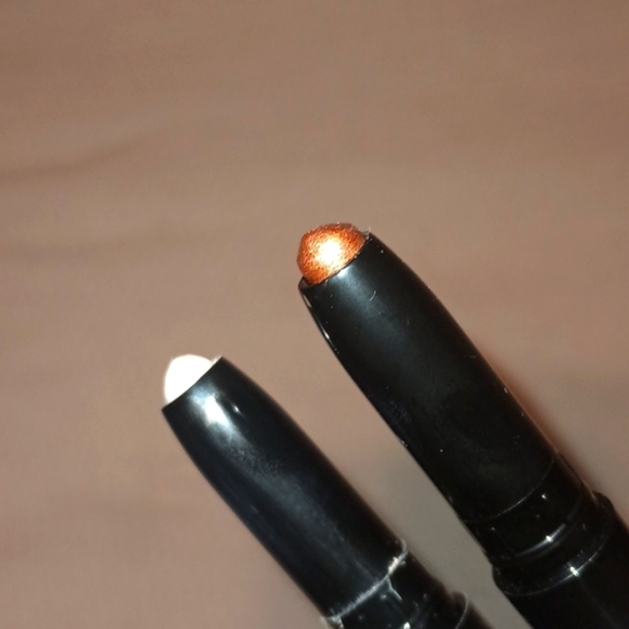 Pump your base multi-use makeup sticks - Picture 1 of 3